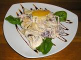 Салат "Дора" - изысканный салат из копченой индейки, винограда, персиков, шампиньонов и миндаля