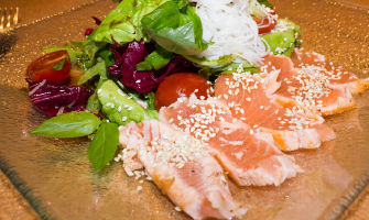 изображение Сашими-салат с лососем и соусом Мацухиса --- 118 грн.