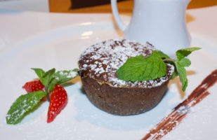 изображение Шоколадный брауни с ванильным соусом --- 58 грн.