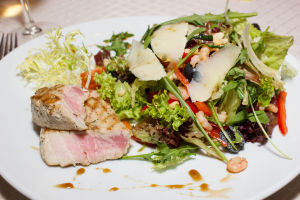изображение Тёплый салат с тунцом и креветками (250гр) --- 109 грн.