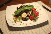 Салат з язика теляти, перепелиних яєць, помідорів черрі та листків салату з гостро-пряним східним соусом
