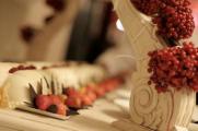 Фирменная панна-кота со свежими ягодами c шоколадными листьями и засахаренными фиалками